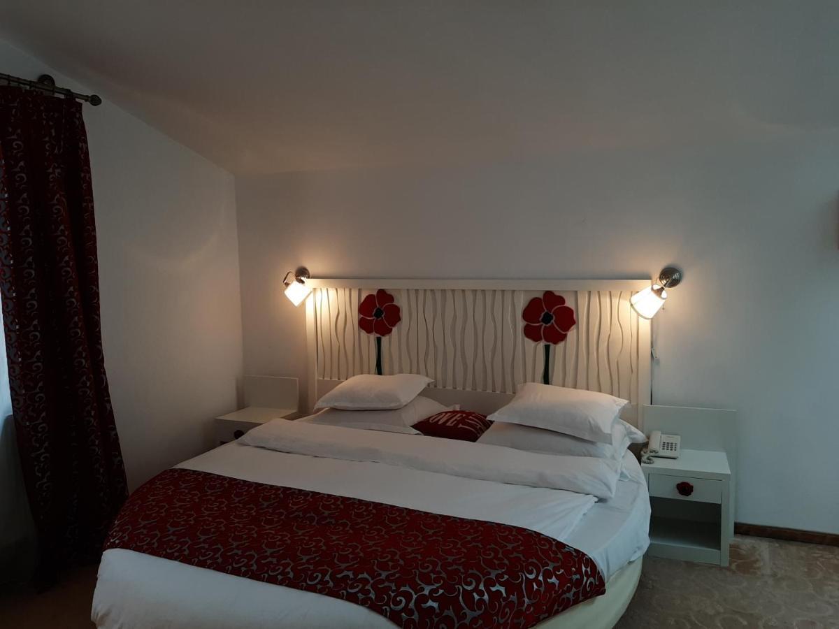 Hotel Condor Oravita Buitenkant foto